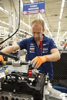 27-millionster Motor von Ford aus Köln: Werksfahrer Stefan Mücke hilft bei der Montage des 1,0-Liter-Ecoboost-Motors mit.  Foto:Ford